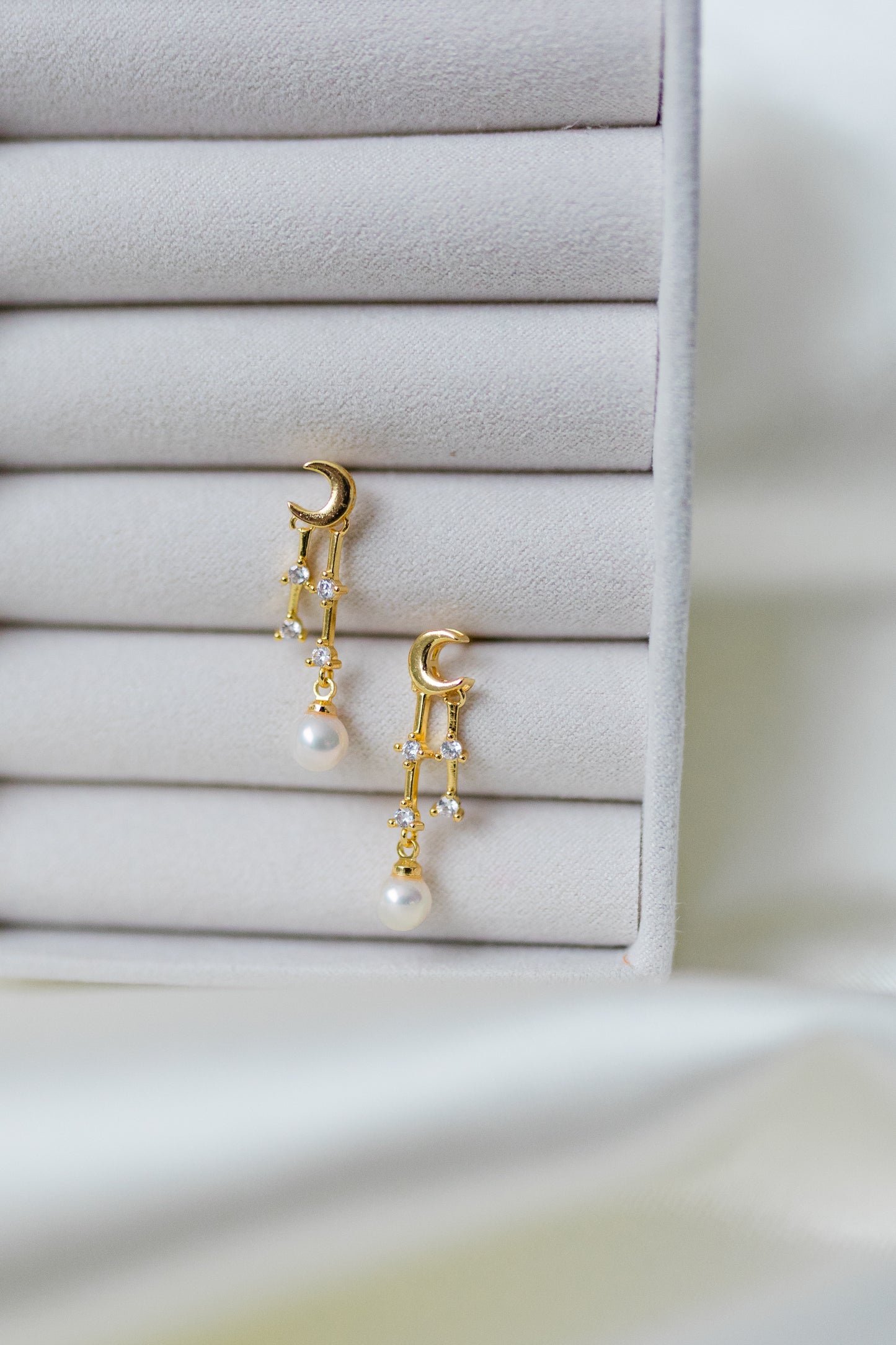 Lunar Elegance Pearl earring