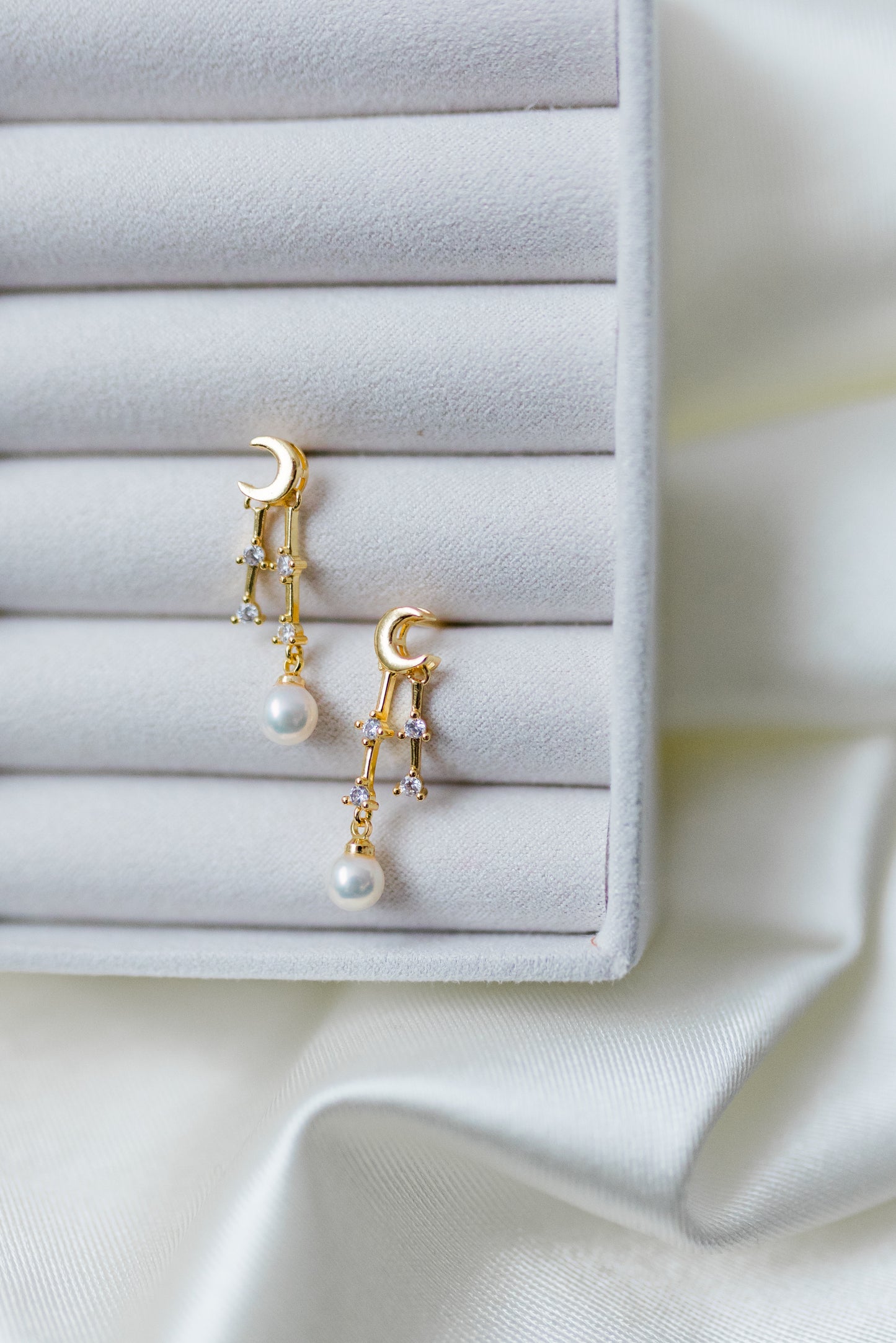 Lunar Elegance Pearl earring