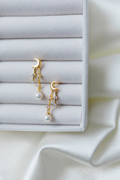 Lunar Elegance Pearl earring