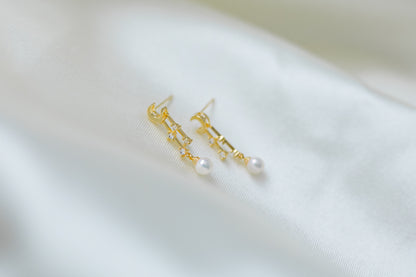 Lunar Elegance Pearl earring