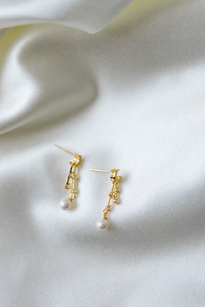 Lunar Elegance Pearl earring