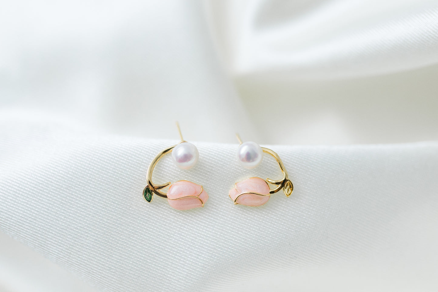 Tulip Whisper Pearl earring