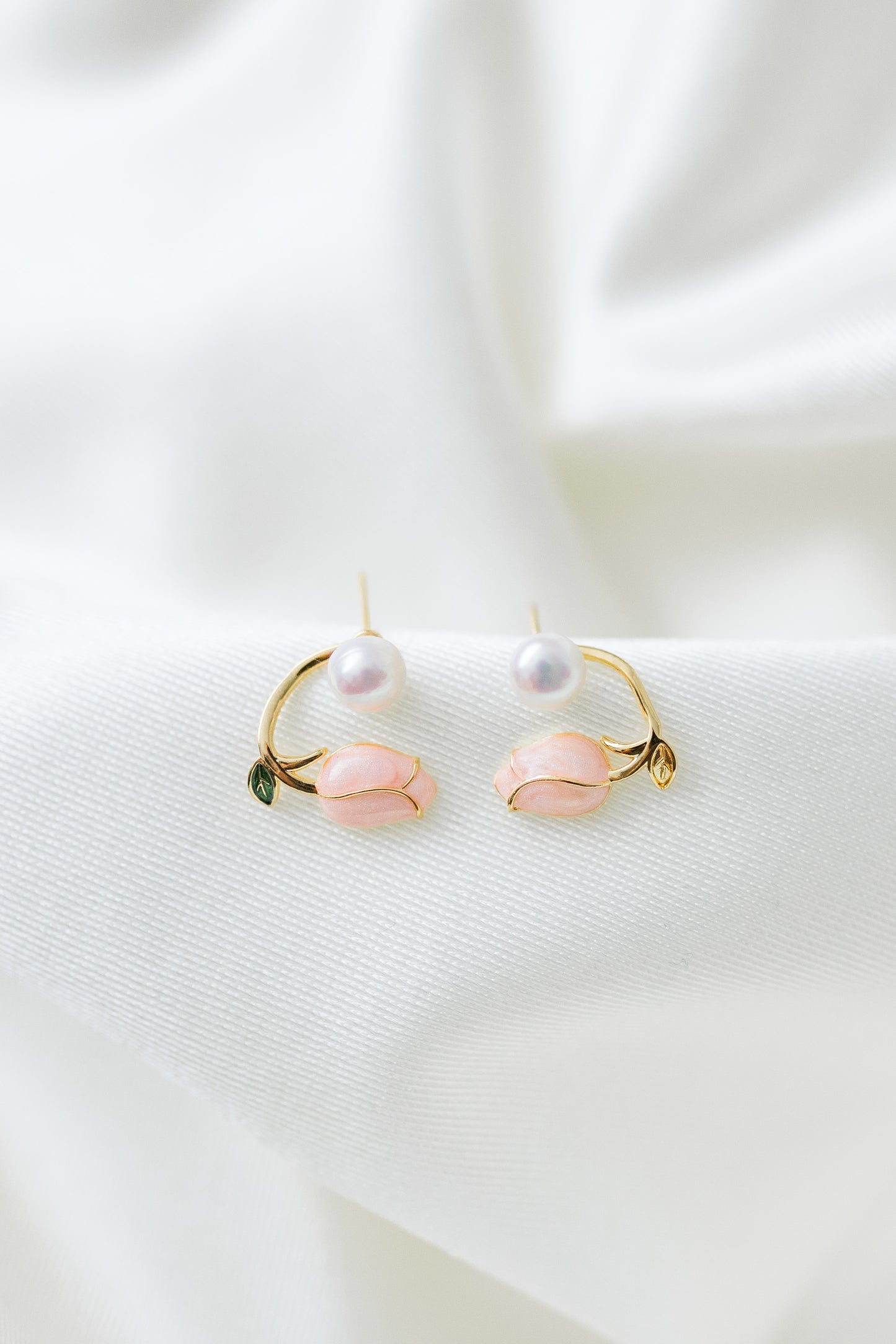 Tulip Whisper Pearl earring