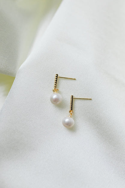 Minimal Pearl Elegance Earring