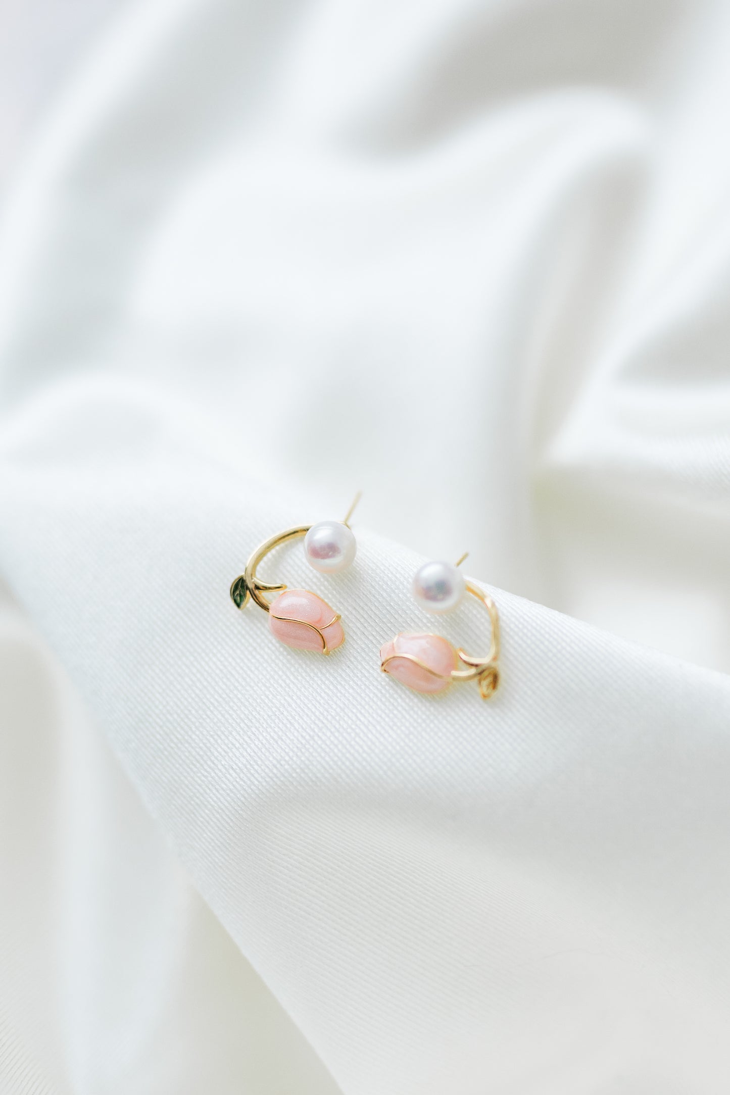 Tulip Whisper Pearl earring