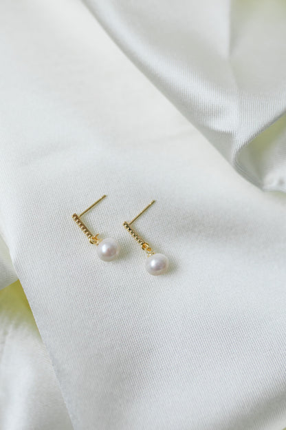 Minimal Pearl Elegance Earring