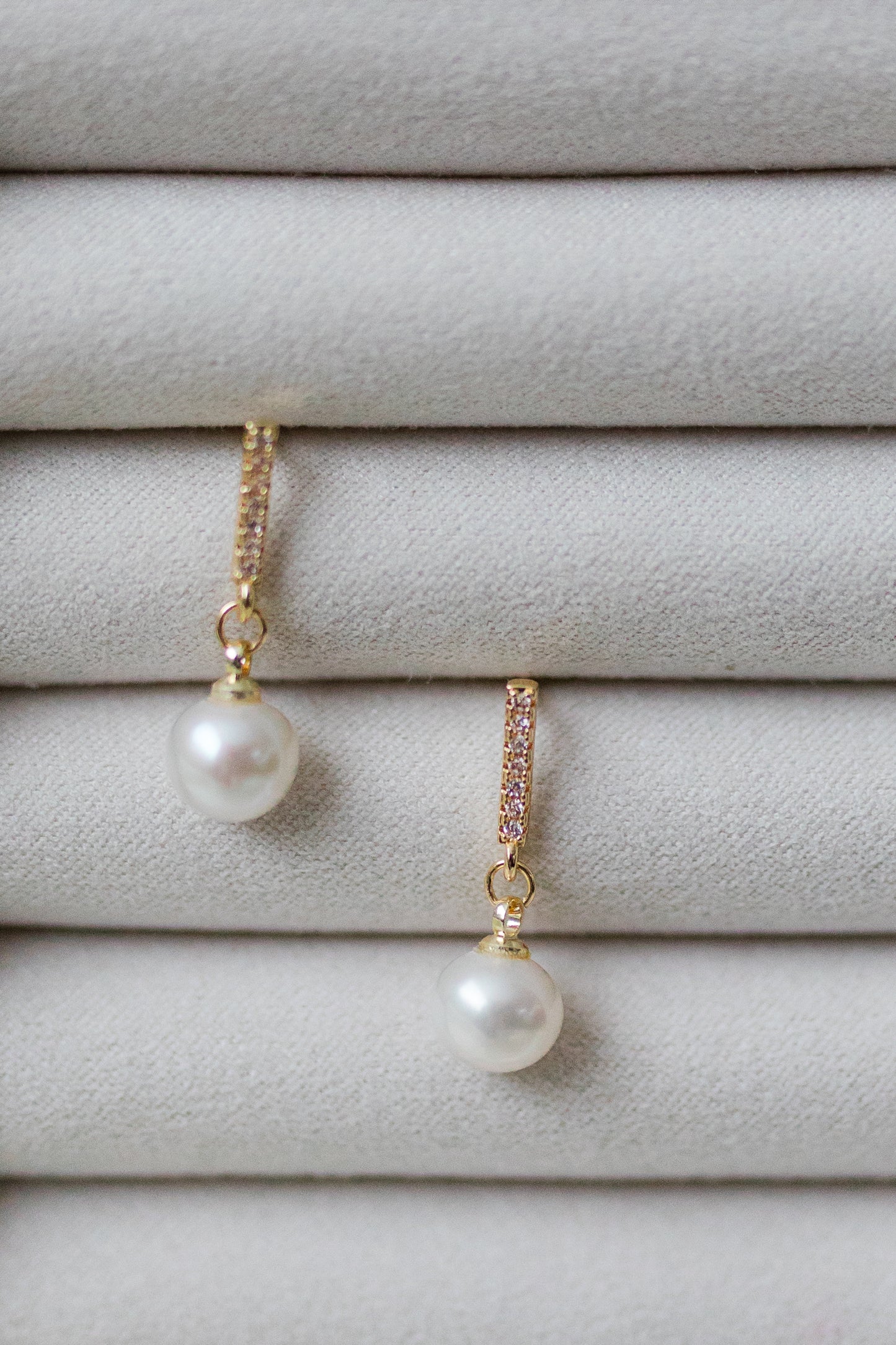 Minimal Pearl Elegance Earring