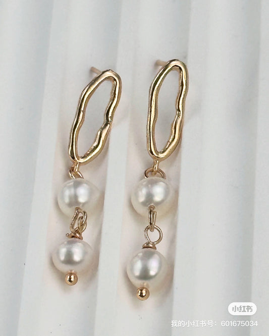 Stylish pearl drops earring